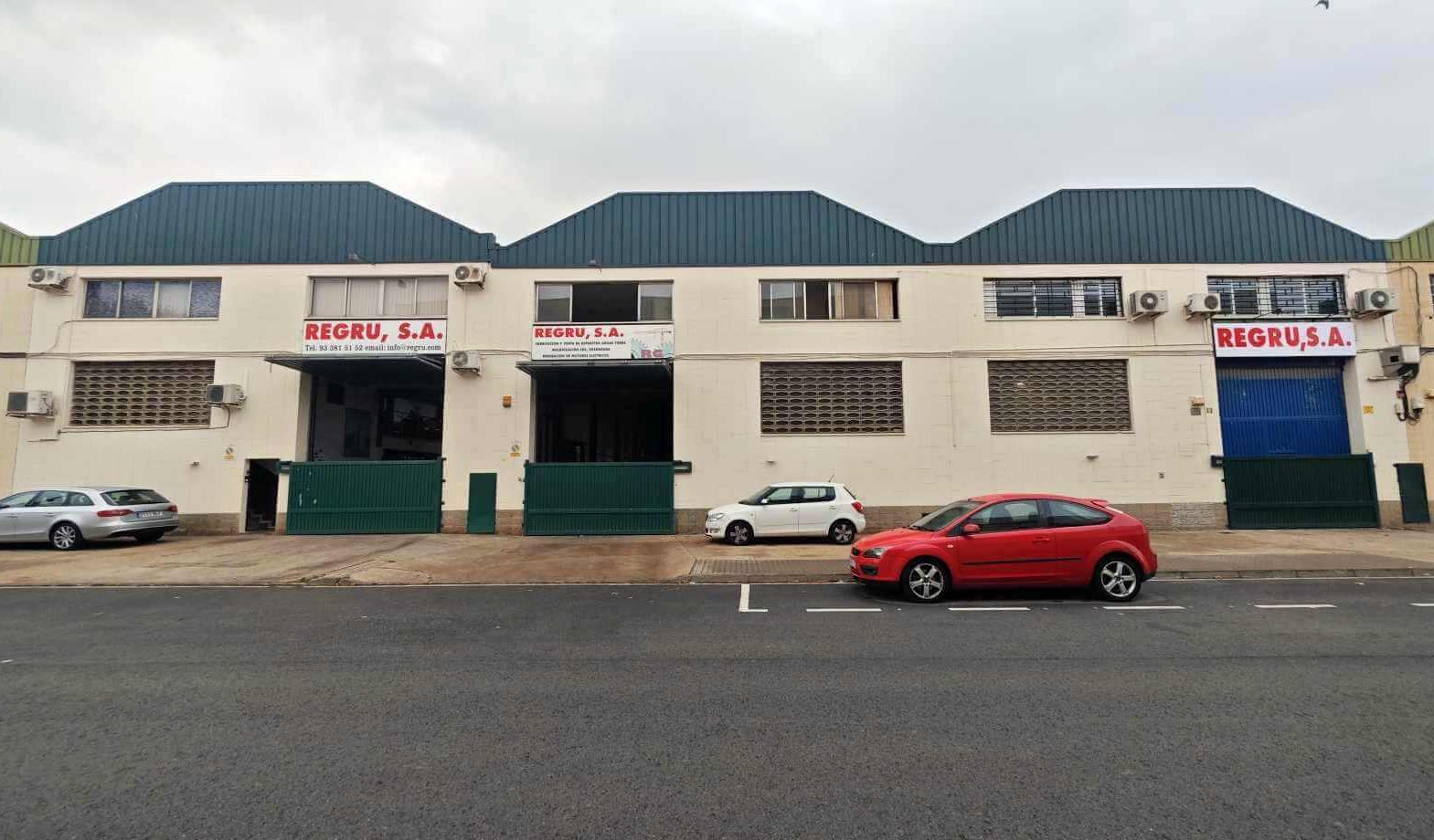 Regru naves Fachada naves Regru S.A.
